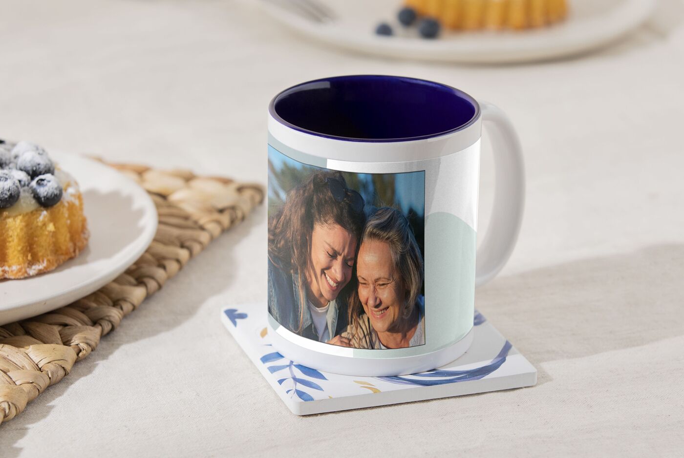 Personen genießen ihren Kaffee aus einer liebevoll gestalteten Tasse mit einem Foto.