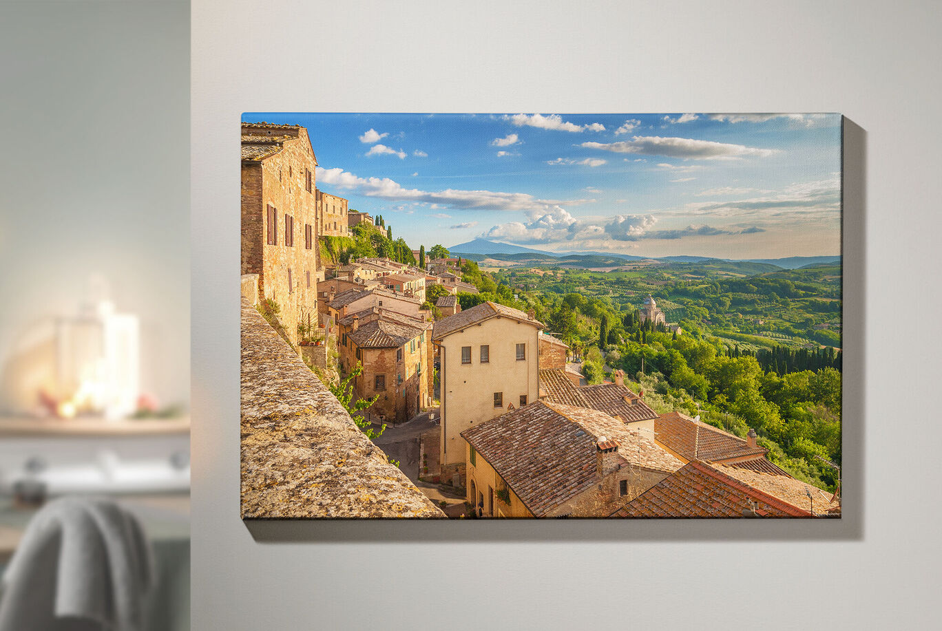 Blick auf eine malerische italienische Stadt mit sanften Hügeln