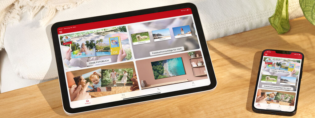 Tablet und Smartphone auf einem Tisch, zeigen CEWE Produkte und Fotos