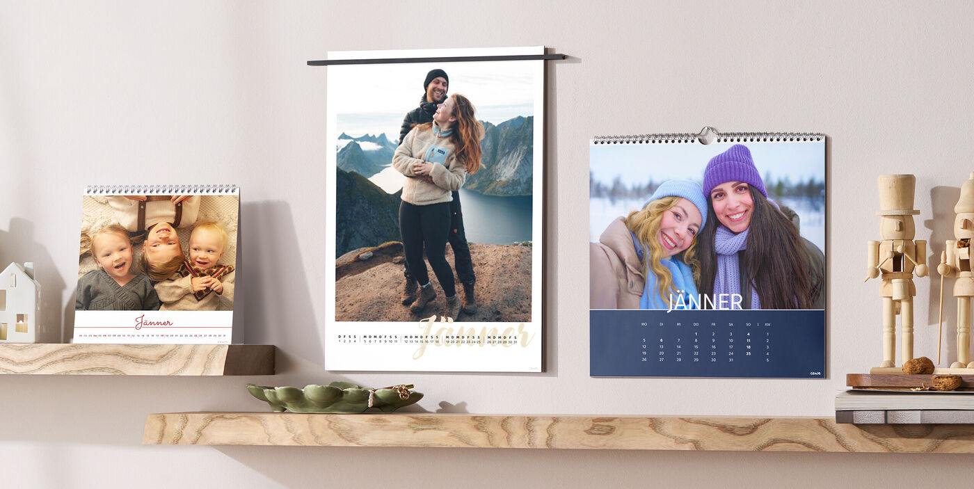 Herzensmomente im Blick: drei persönliche Fotokalender auf Holzablagen – jeden Monat ein Lächeln an der Wand.