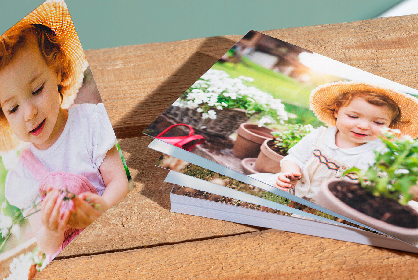 CEWE Fotobuch auf Holzoberfläche mit bunten Bildern