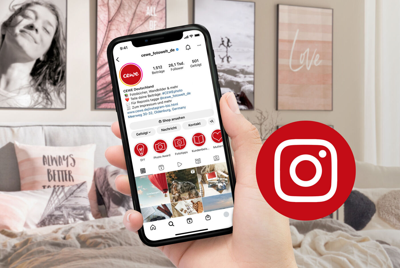 Ein Smartphone zeigt das Instagram-Profil von CEWE mit einer schönen Wohnzimmerdekoration im Hintergrund