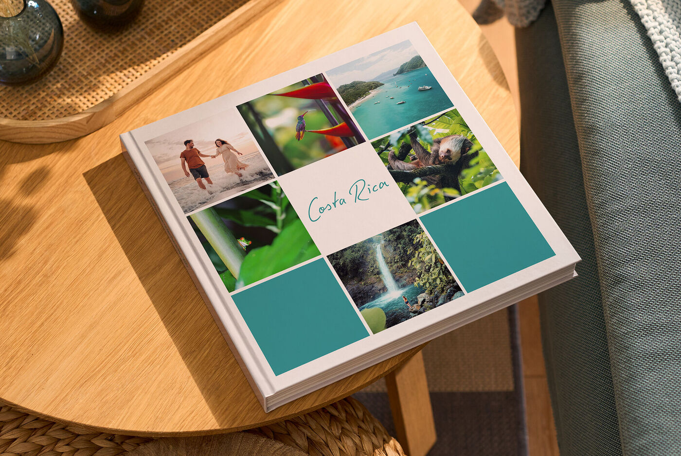 CEWE FOTOBUCH auf einem Tisch mit Costa-Rica-Titel und kleinen Urlaubsfotos auf dem Cover