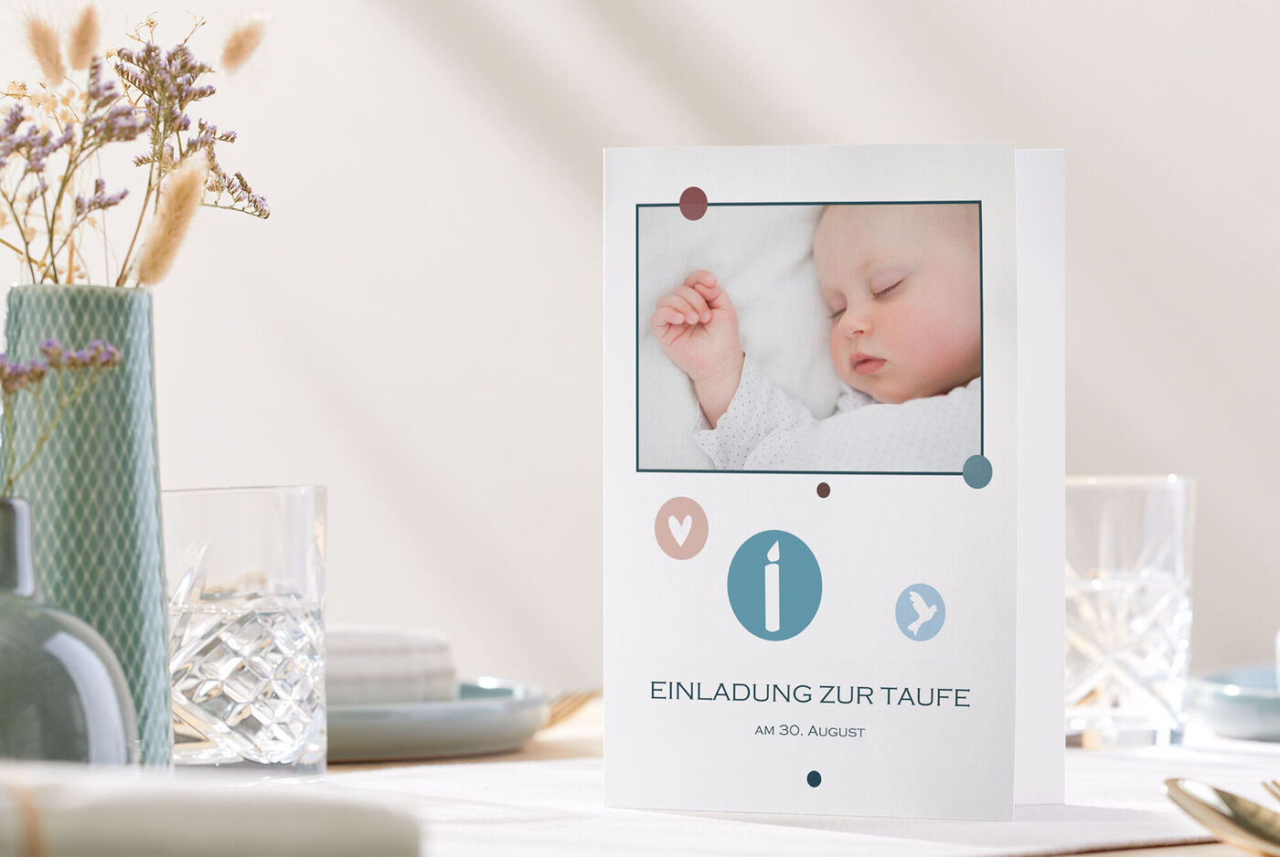 Einladung zur Taufe mit einem handgeschriebenen Text und einem Babybild