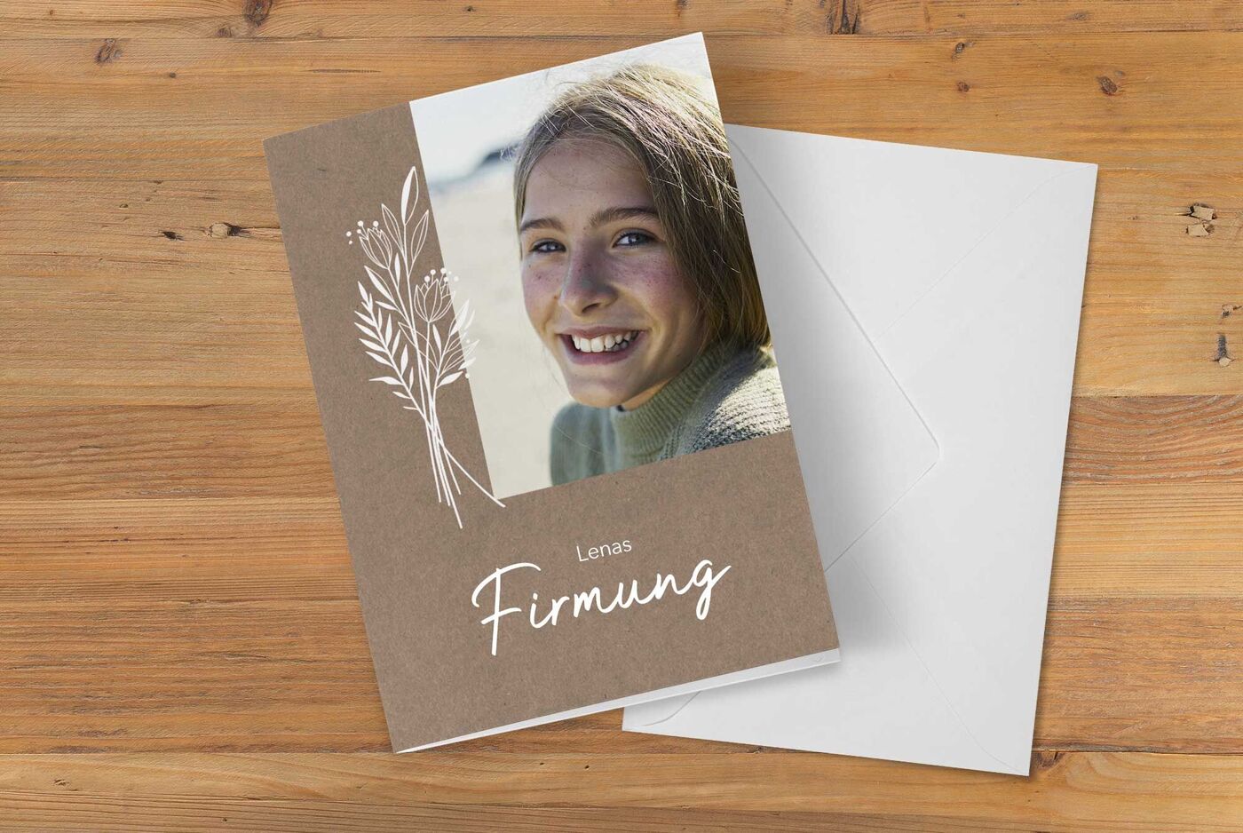 Lenas wunderschöne Einladung zur Firmung in sanften Erdtönen mit verspieltem Blütenmuster und elegantem Schriftzug
