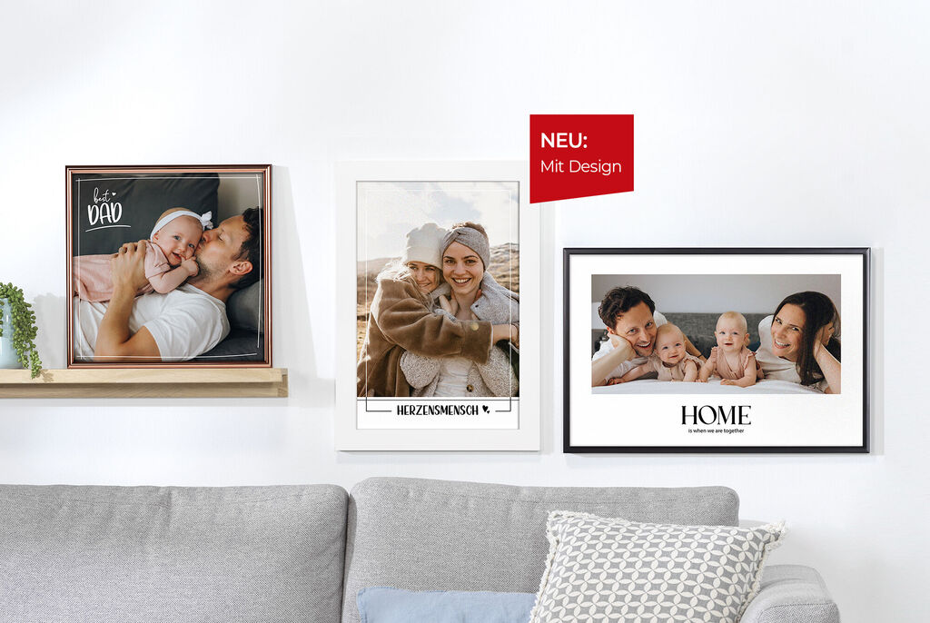 Teleshop mit Familienbildern in schönen Rahmen auf einer Wand.