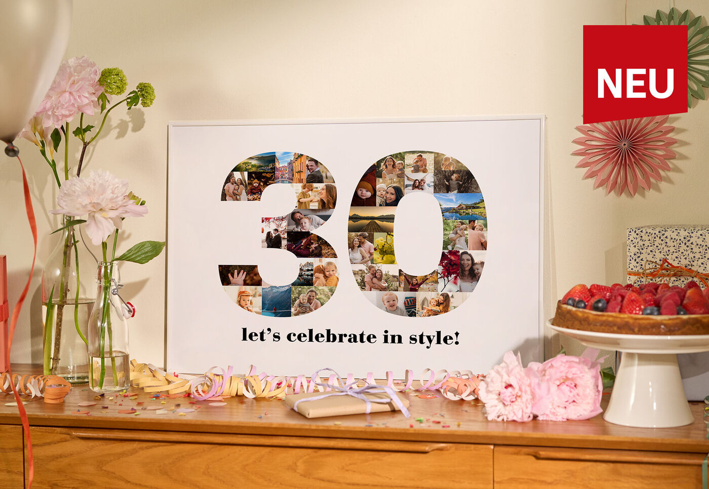 CEWE Poster mit Zahlencollage und der Zahl 30 auf Geburtstagstisch mit Kuchen, Blumen und Deko. Die Zahl 30 ist mit Fotos gefüllt.