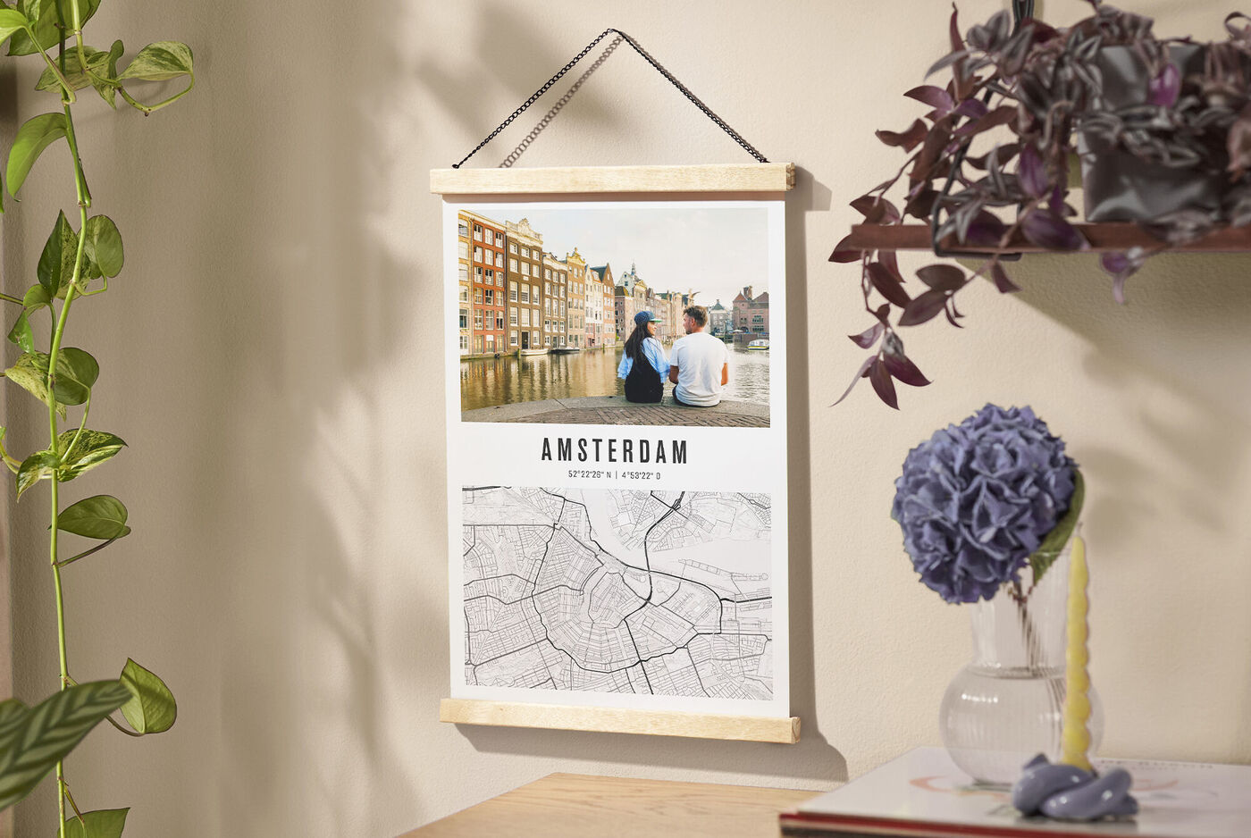 Personalisierter Poster mit Amsterdam-Foto und Stadtkarte, dekorativ an einer Wand mit Pflanzen und Deko
