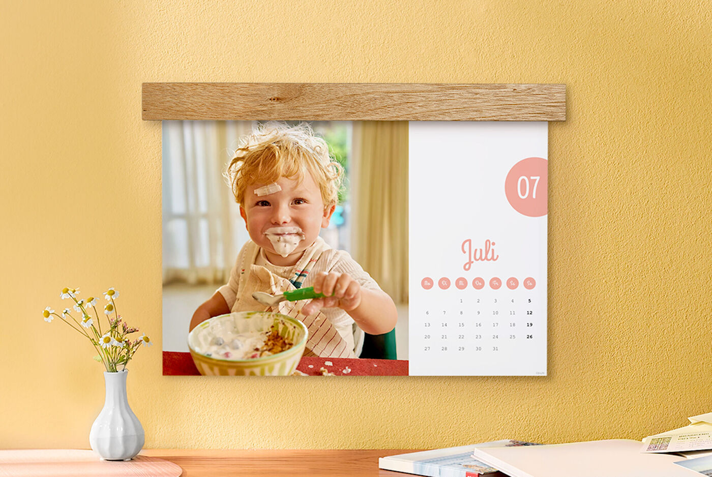 CEWE Fotokalender mit einem Kind, das ein Essen genießt.