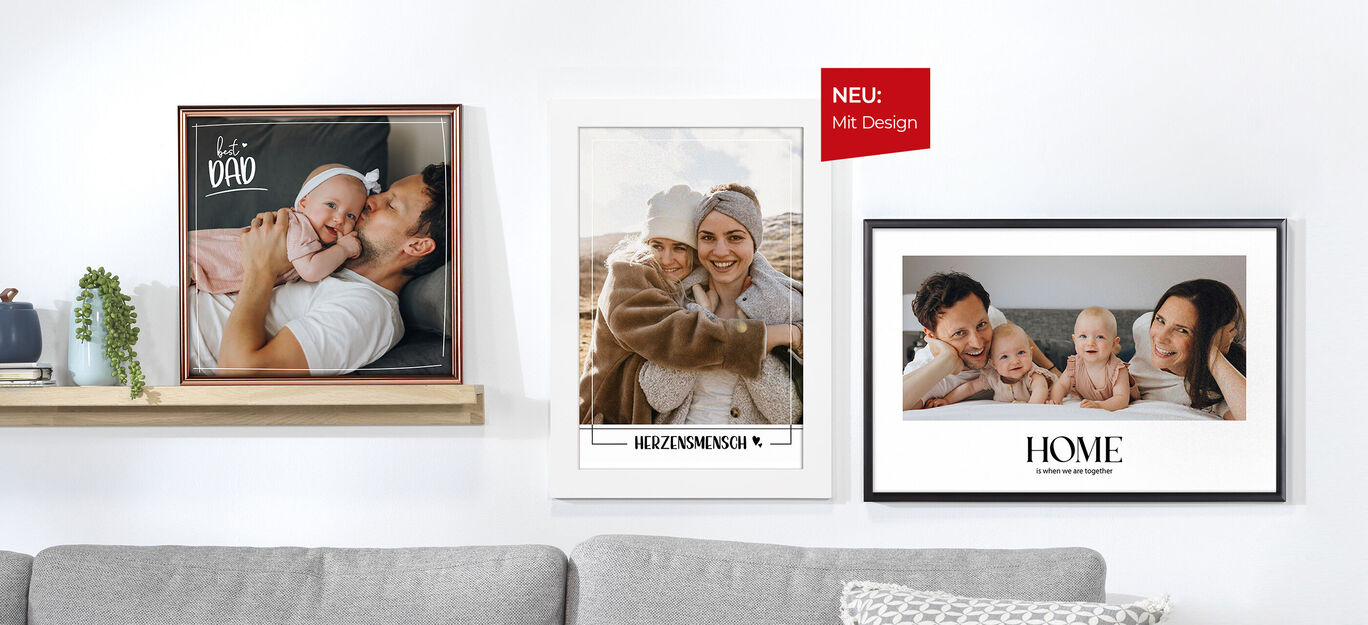 Ein liebevolles Familienporträt von einem Vater mit seinem Kind in einem Rahmen, daneben ein weiteres Bild von einer Familie in winterlicher Kleidung, sowie ein schlichtes Bild mit der Aufschrift "HOME".