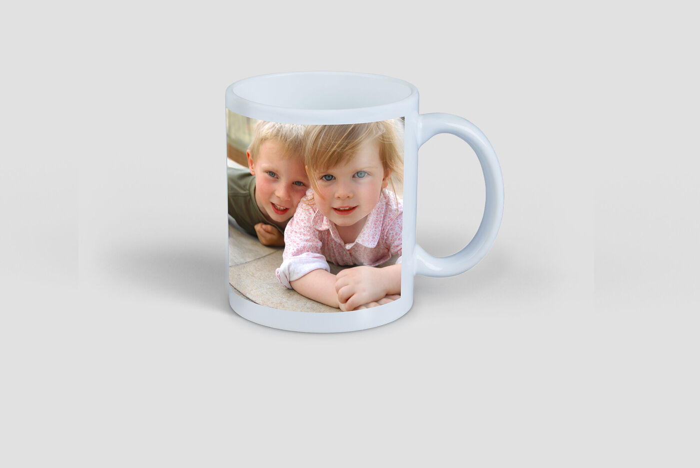 Beige Tasse mit Foto eines kindlichen Spiels