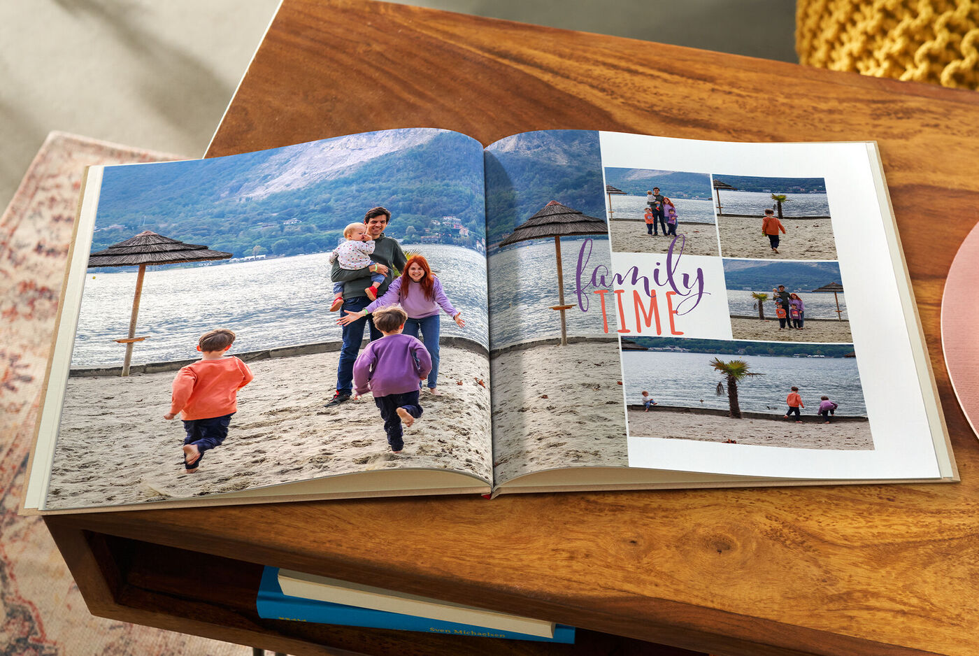 Offenes CEWE FOTOBUCH auf Holztisch mit Familienfotos am Strand und dem Text 'Family Time'