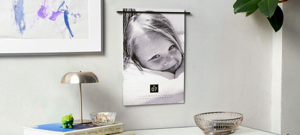 Stilvolles Wandbild mit einem Kalender für Juli.