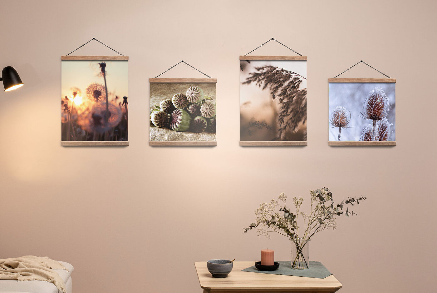 Drei gerahmte Bilder mit natürlichen Motiven an einer Wand, darunter eine gemütliche Dekoration