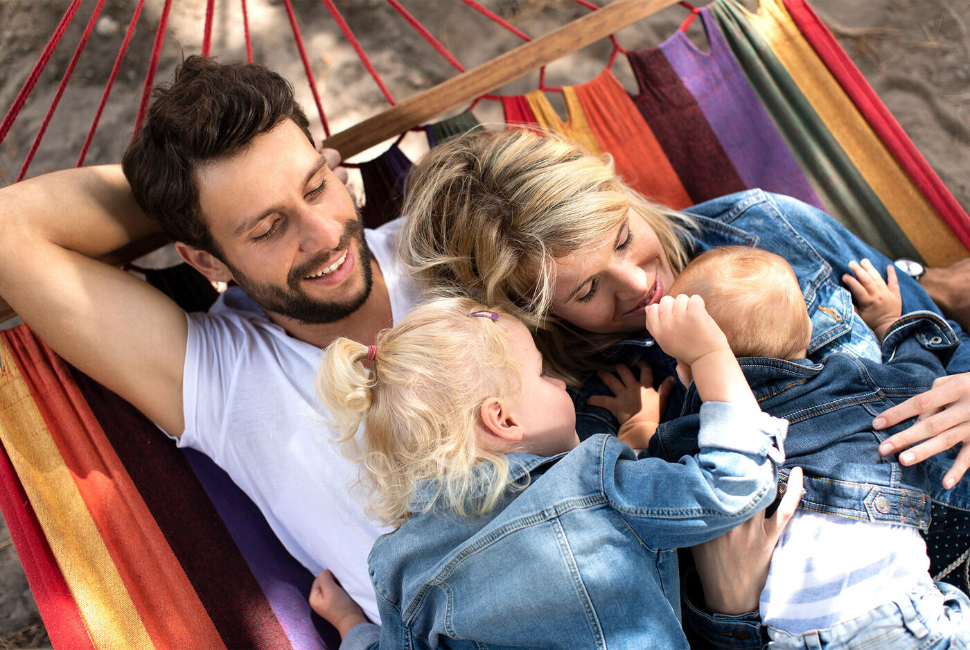 Familie genießt entspannte Zeit in einer Hängematte draußen
